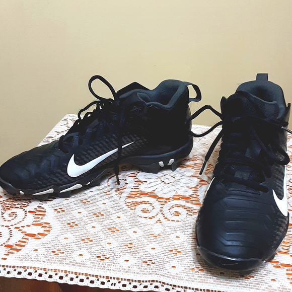 nike men's alpha menace 2 shark football cleats